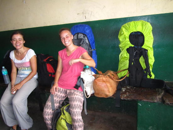 Am Busbahnhof in Bundi auf dem Weg nach Pushkar um 8 Uhr morgens
