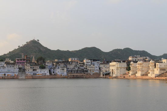 Holy Lake - rechts an der Seite kann man eines der groessten Ghats bei dem weissen Gebaeude sehen