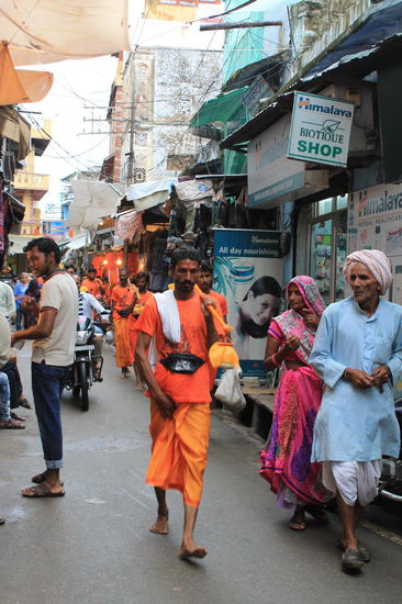 Pilgermenschen aus den umliegenden Doerfern in orangener Kleidung, die Wasser aus dem See holen und zu Fuss zu einem Tempel bringen, der ca. 3 Tagesmaersche entfernt ist
