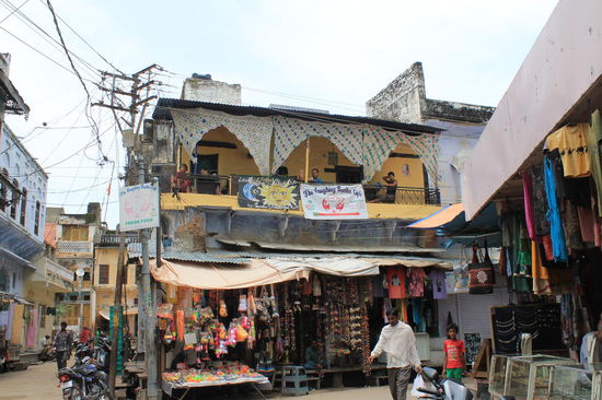 Ueber dem Shop ist der Balkon vom "Laughing Buddha Cafe", wo wir einen Grossteil unserer Zeit in Pushkar verbracht haben