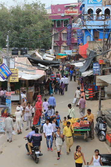 Blick vom Balkon unseres Lieblingscafes "The Laughing Buddha" auf die Bazarstrasse