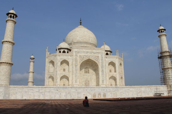 Lara allein vorm Taj Mahal