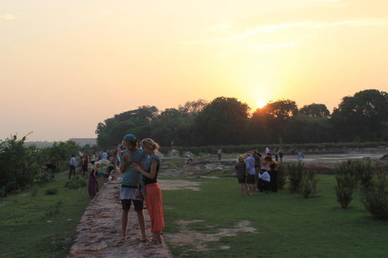Lonely Planet "Geheimtipp": Sonnenuntergang im Park "Mehtab Bagh" - wir waren fast allein