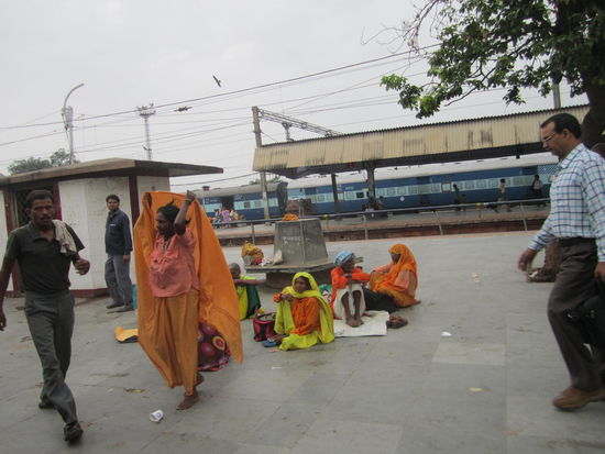 Zugstation auf dem Weg von Agra nach Delhi