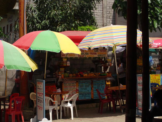 An diesen Staenden in Montañita haben wir immer gefruehstueckt. Highlight war der Banano-Oreo-Batido