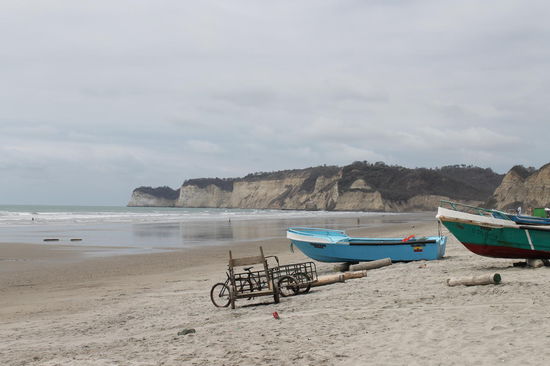 Strand in Canoa. In Mompiche und Canoa gibt es noch immer einige Fischer, die morgens und abends mit ihren Booten rausfahren