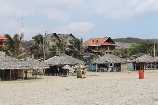 Cocktail-Staende und Cevicherias am Strand in Canoa. Im Hintergrund ist unser Hostel