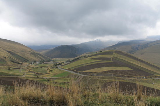 Blick auf die Comunidad Pulingui San Pablo. Hinter den Wolken versteckt sich der Chimborazo. Obwohl die Comunidad auf fast 4000 m liegt, wird dort noch immer Landwirtschaft betrieben