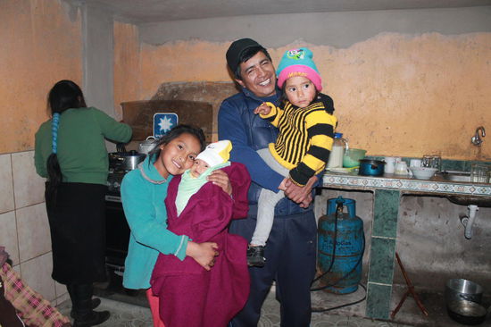 Chris Gastfamilie: Achi Chirs Patenkind links, Chris Gastvater Antonio rechts, im Hintergrund Chris Gastmama Rosa beim cuy zubereiten