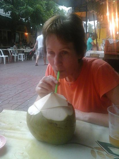 Elke beim schluerfen der kokosmilch