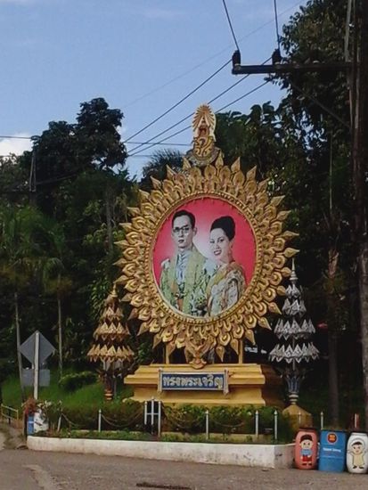 Koenig Bhumipol und seine Frau Sirikit finden ueberall grosse verehrung. Der Koenig ist Staatsoberhaupt, Oberbefehlshaber der Streìtkraefte und religioeses Oberhaupt.