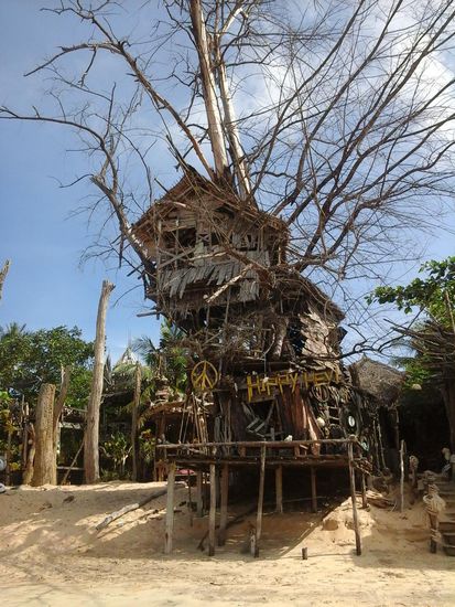 Die Hippies haben hier viel Brauchbares zu einer originellen Bar zusammengebaut!