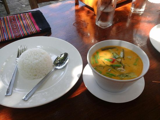 Curry mit chicken , vegetable und reis