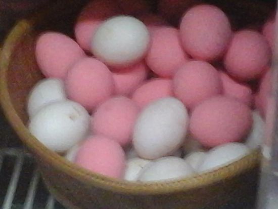 Die roten Eier werden in der Erde vergraben und konserviert. Der Inhalt ist dann schwarz und fuer touris nicht zum Verzehr empfohlen.