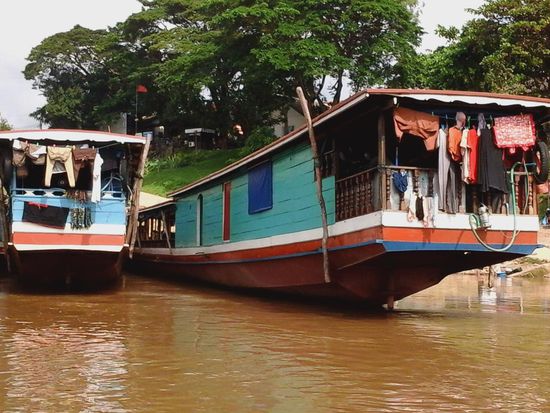 Auf diesem Boot sind wir den mekong flussabwaerts gefahren