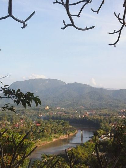 Vor Sonnenuntergang auf dem phou si, dem berg, auf dem sich der that befindet.