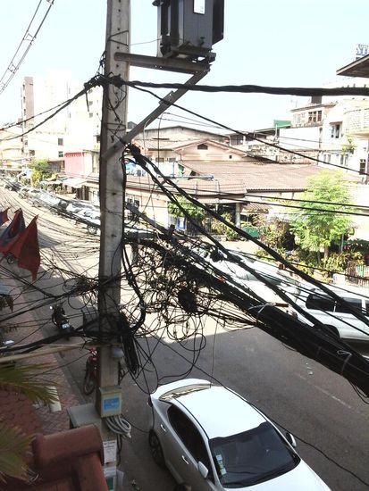 Blick aus unserem hotelzimmer auf die Straße,  das Stromnetz  funktioniert einwandfrei.