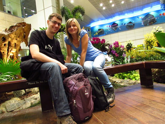 Vor dem Koi-Karpfenbecken im Orchideengarten mitten auf dem Flughafen Changi.