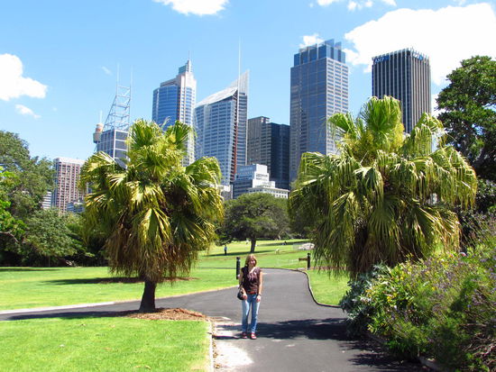 In den Royal Botanic Gardens und dahinter die Skyline.