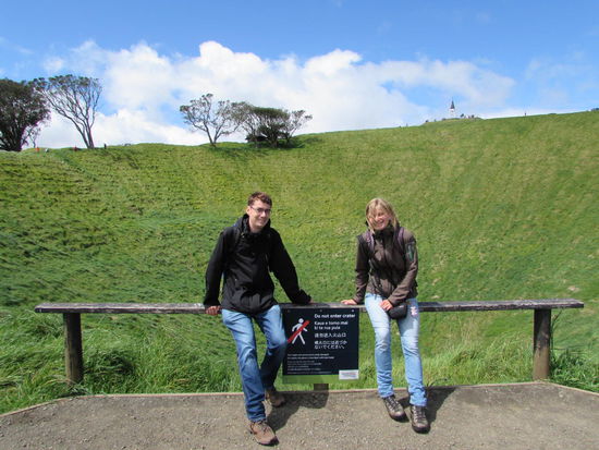 Hinter uns der Krater des Mount Eden, ein heiliger Ort für die Maori und höchster Punkt Aucklands.