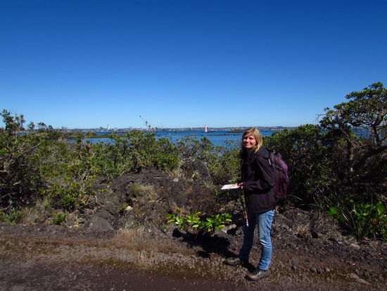 Im Hintergrund ein typisch rot-weißer Leuchtturm  in der McKenzie Bay.