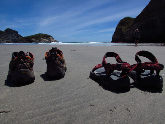 Es gibt nur wenige andere Schuhe am Wharariki Beach!