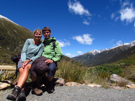 Schnappschuss vor schneebedecktem Alpenpanorama.