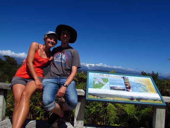 Wir beide in der Okarito Lagoon vor dem Mount Cook Massiv.