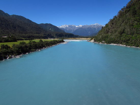 Türkisfarbenes Wasser im Whataroa River.