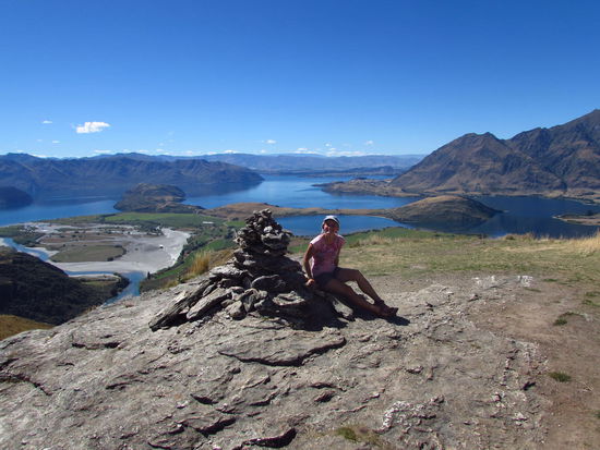 Wir haben den Gipfel des Rocky Mountain erreicht und werden mit traumhaften Ausblicken über den Lake Wanaka belohnt.