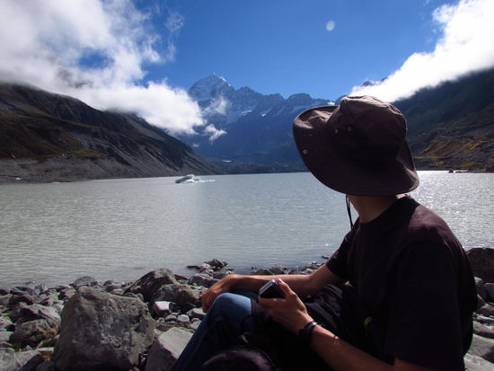 Wir haben den Gletschersee Hooker Lake erreicht. Dahinter erhebt sich Mount Cook.