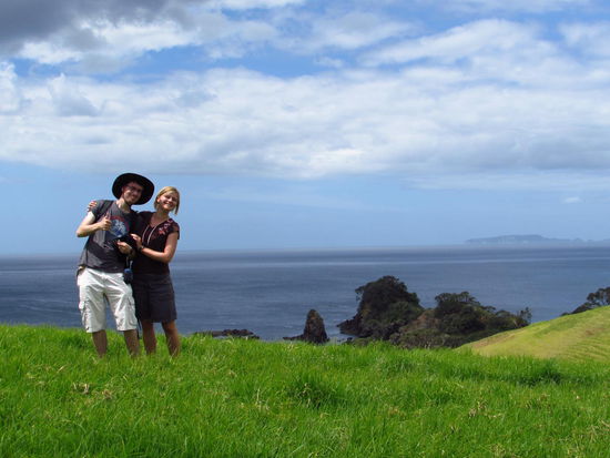Hinter diesen beiden "Entdeckern"  liegt der Pazifik und ganz im Dunst die Poor Knights Islands.