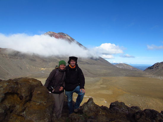 Wir beide vor Mount Doom, dem Schicksalsberg.