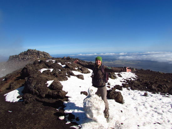 Endlich wieder im Schnee!!!   und das auf dem Gipfel des Mount Tongariro auf 1967 m ü. NN.