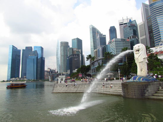 Die Skyline von Singapur mit dem Merlion, der Singapur, der Löwenstadt, ihre Namen gibt.