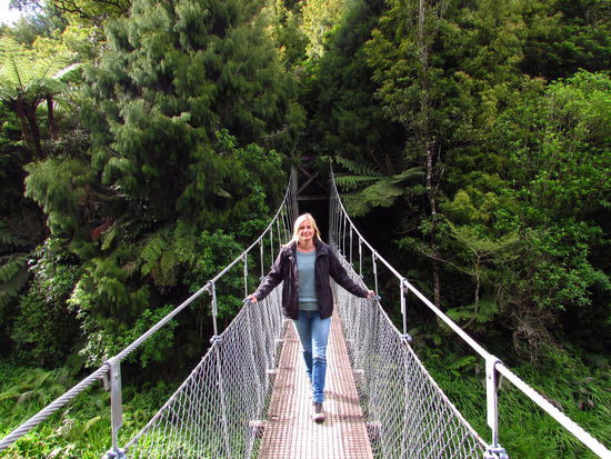 Hängebrücke im neuseeländischen Busch über den Waitewheta River.