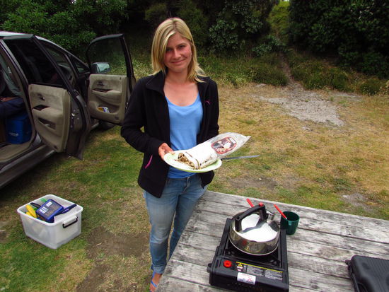 Ein Stückchen Heimat in der Ferne haben wir uns mit diesem deutschen Marzipanstollen nach Neuseeland geholt .