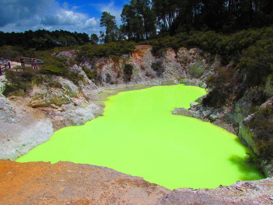 Während im schönen Harz das Teufelsbad zur Heilung von Rheuma dient, ist in Neuseeland das Devil's Bath ein neongrün leuchtender, mit Arsensulfiden angereicherter Pool .