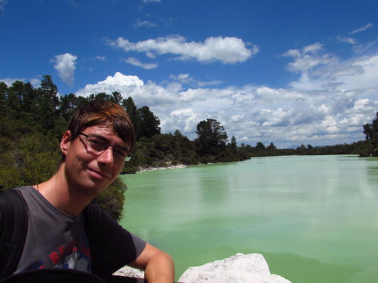 Wer sich in diesem See abkühlen will, kann sich ordentlich die Füße verbrennen. Hierhinein fließen die heißen Wässer des Thermal Wonderlands.