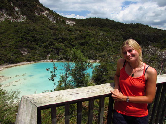 Türkisfarbenes Wasser im Kratersee am Rainbow Mountain.