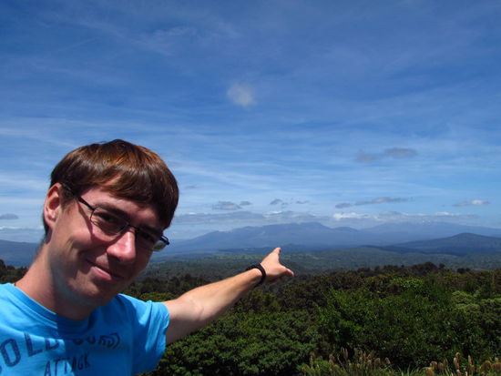 Ganz da hinten mit Mütze auf ist er: Tongariro Nationalpark mit dem aus Herr der Ringe bekannten Schicksalsberg Mount Ngaurahoe.