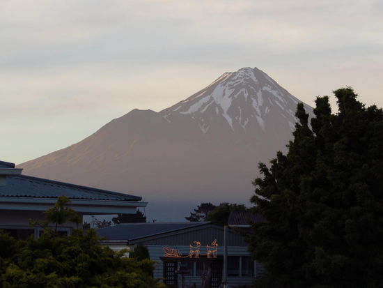 Mount Taranaki - ein einsamer Berg. Im Vordergrund Überreste neuseeländischer Weihnachtsdeko. 