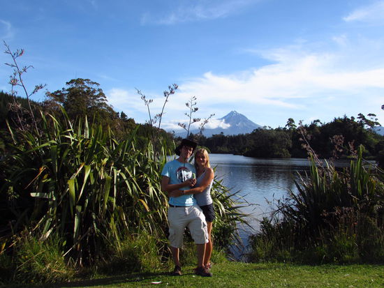 Endlich haben wir eines der vielen tollen Postkartenmotive von Mount Taranaki entdeckt: Lake Mangamahoe in der Nähe von New Plymouth.