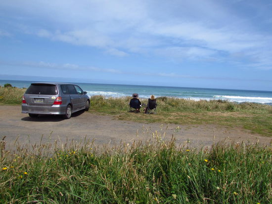Zum Lunch an der Tasmansee. Mit unseren Campingstühlen sind wir sehr flexibel. 