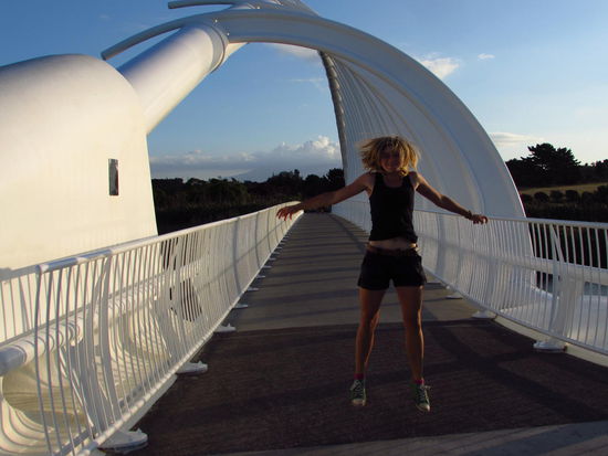 Ein Sprung vor der Rewa Rewa Bridge am Coastal Walkway in New Plymouth.