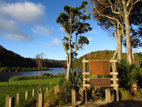 Lake Rotokare im Abendlicht.