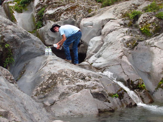 Wir befüllen unsere Trinkflaschen mit bestem Taranaki-Schmelzwasser.