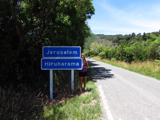 Zum Glück heißt es nicht Reise nach Jerusalem sondern Reise ins Land der langen weißen Wolke - auch wenn Jerusalem auf dem Weg liegt, wie dieses Foto zeigt .