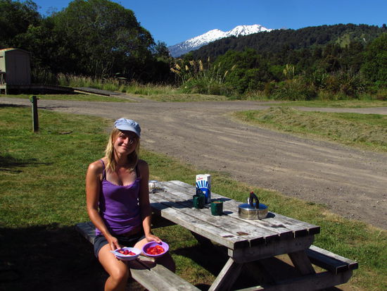 Am 11. Januar Erdbeeren, kurze Klamotten und dahinter ein schneebedeckter Gipfel knapp 3000 Meter hoch. Nicht übel! 