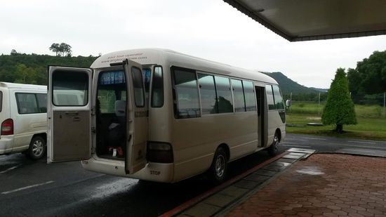 2 Minibusse bringen die Touris vom Flughafen nach Sihanoukville. Andere Transportmittel scheint es nicht zu geben. Kein Wunder, bei nicht mal einer handvoll Flügen am Tag, die hier ankommen.